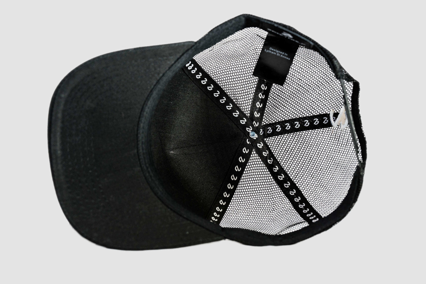 Atticus Trucker Black / White